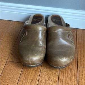 Dansko Olive Leather Clogs size 7